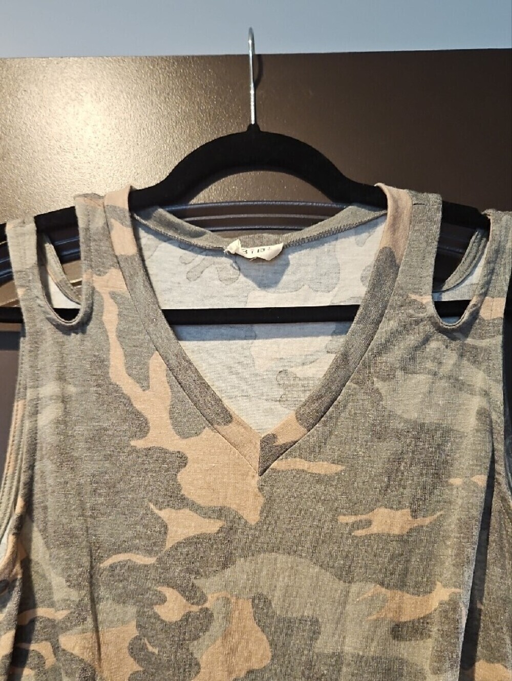 BiBi Women's Sleeveless Camouflage Tie-Front Top Medium - Picture 5 of 6